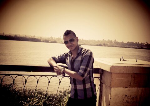 اعب حاجه اما تكون بتحب حد جامد اوى و انت عارف انه مش هينفع يكون ليك مهما حصل و تحاول تكرهو فيك علشان يبعد عنك و انت من جواك بتقوله انا محتاجلك اوى