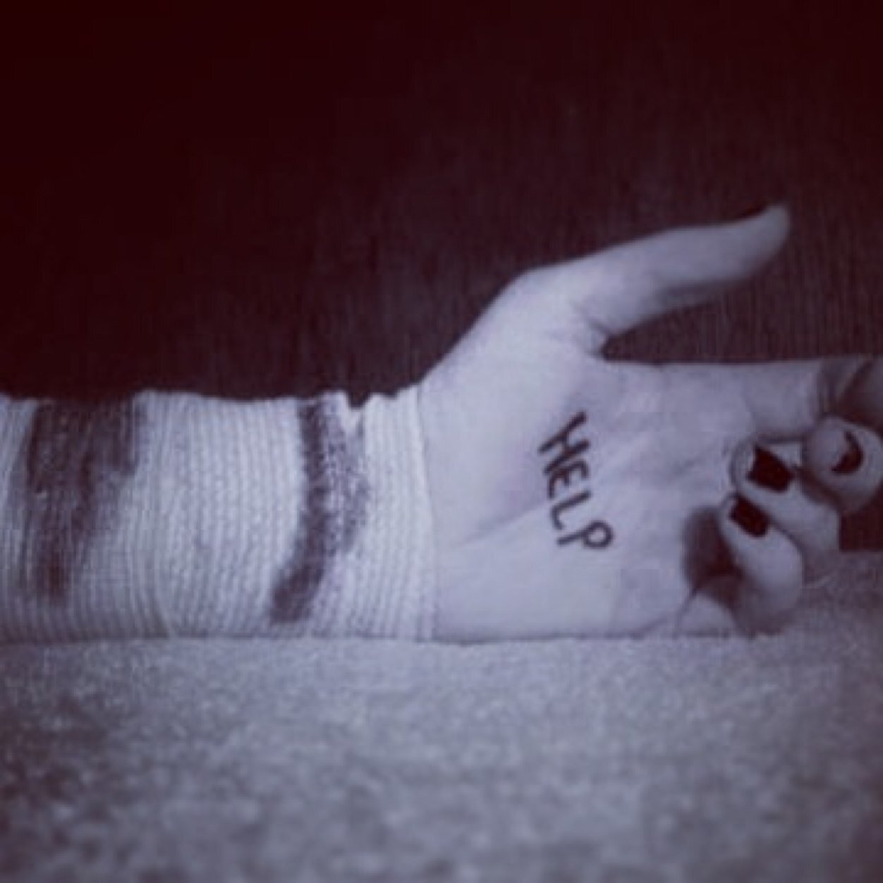 powerlesssoul's profile picture. I just want to express my feelings without being judged. I won't the world to see me cuz I don't think they'll understand. I want to breath life in this death ~