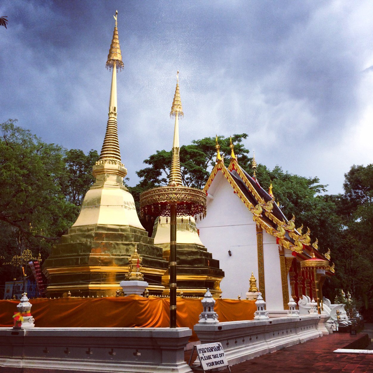 คุณธรรมค้ำฟ้า เสนอแนะนำแนวทางด้วยธรรมะ คุณธรรม ความดี ความถูกต้อง เพื่อการใช้ชีวิตให้เกิดปัญญาและสันติสุข ด้วยมุมมอง ทัศนคติ แผนที่ชีวิตที่ดี