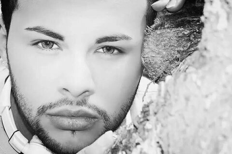 Modelo, Maquillista Profesional, Presentador de TV, Locutor de Radio, Bailarín y Animador de eventos especiales...
 Amante de la vida :)