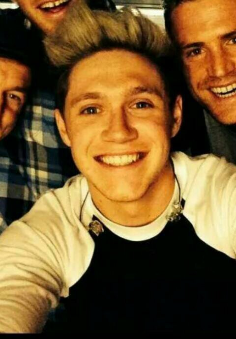 14 years old, 1D, Restless Road, Janoskians, The Vamps, 5Sos:-) follow me i will follow back!!