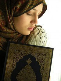 أتيتُ هذه الدنيا بزمن لايخصني،وعشتُ عمرا لايخصني،وسرتُ دروبا لاتخصني،وعشقتُ رجلا لايخصني،فكنت في هذه الحياة على الهامش،وسأرحل عنها وليس لي منها الا الهوامش.