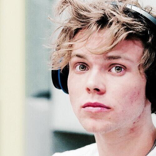 Hi! I'm Agata.I'm from Poland and I love 5SOS and 5SOSFam