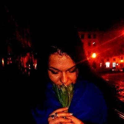Хочу мыслить радостно. Люблю обмениваться мнениями. Живу в интересном городе. Я довольно коммуникабельная по жизни.