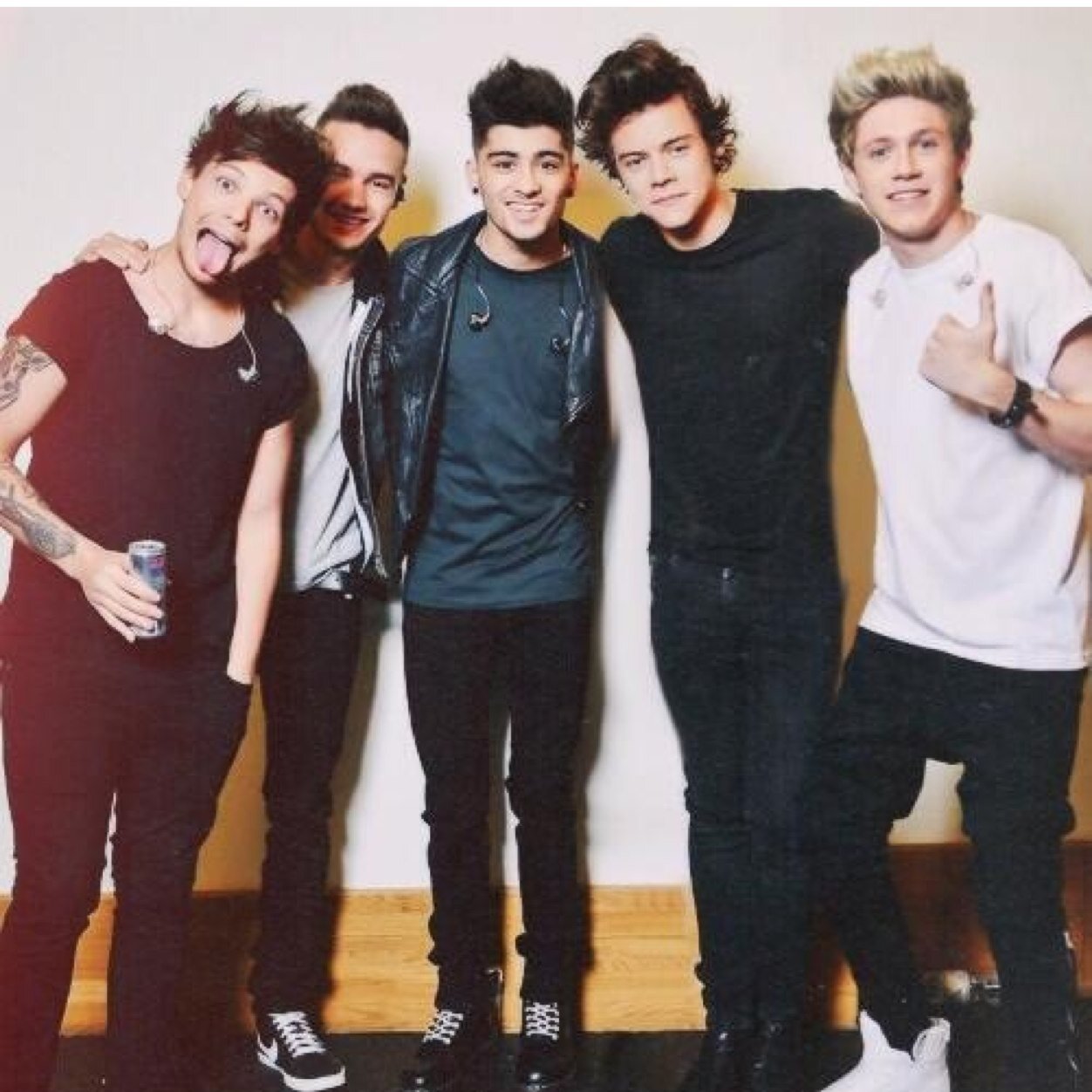 @Onedirection if you see this please follow me on @itshoransoul you'll make me the happiest girl ever. You can also laugh of me because of my reaction. ILY