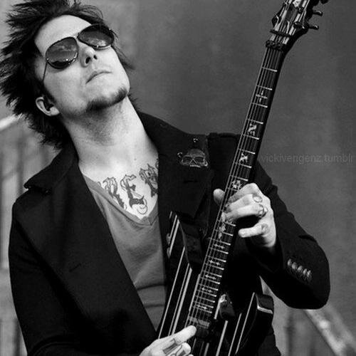 Let's all gather around and listen to Avenged Sevenfold. Fan account for Avenged Sevenfold #foREVer
City of Evil