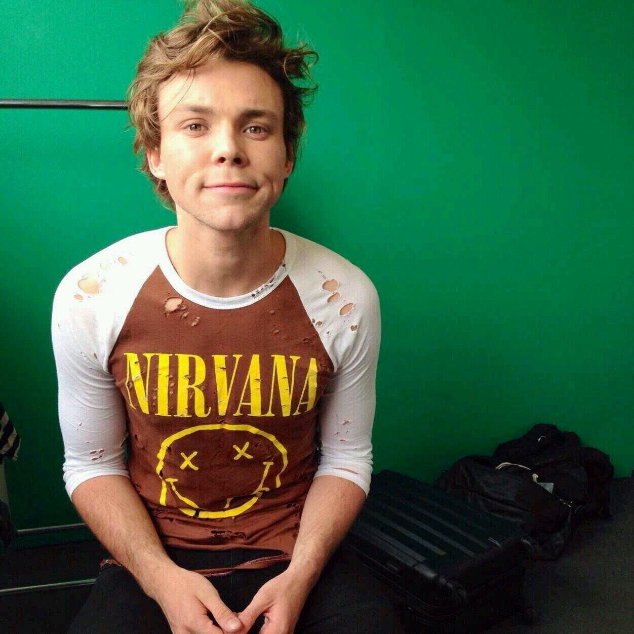 We love our fans like family | 5 seconds of summer | Drummer | Astronaut | Bubble blower | our album! po./OR93y4 | Rollin like a stone · https://t.co/lAF1juJDh6