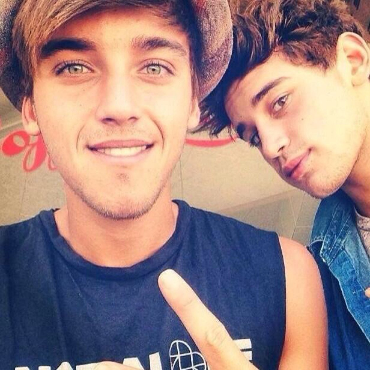 pls don't follow me back, follow @janoxcake
It's my fan acc