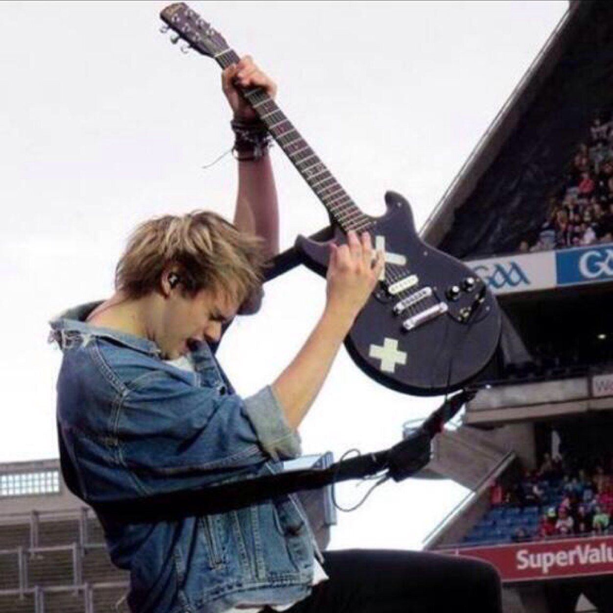 Tweet @tmhziall that you're spamming and i'll retweet you onto Michael's timeline