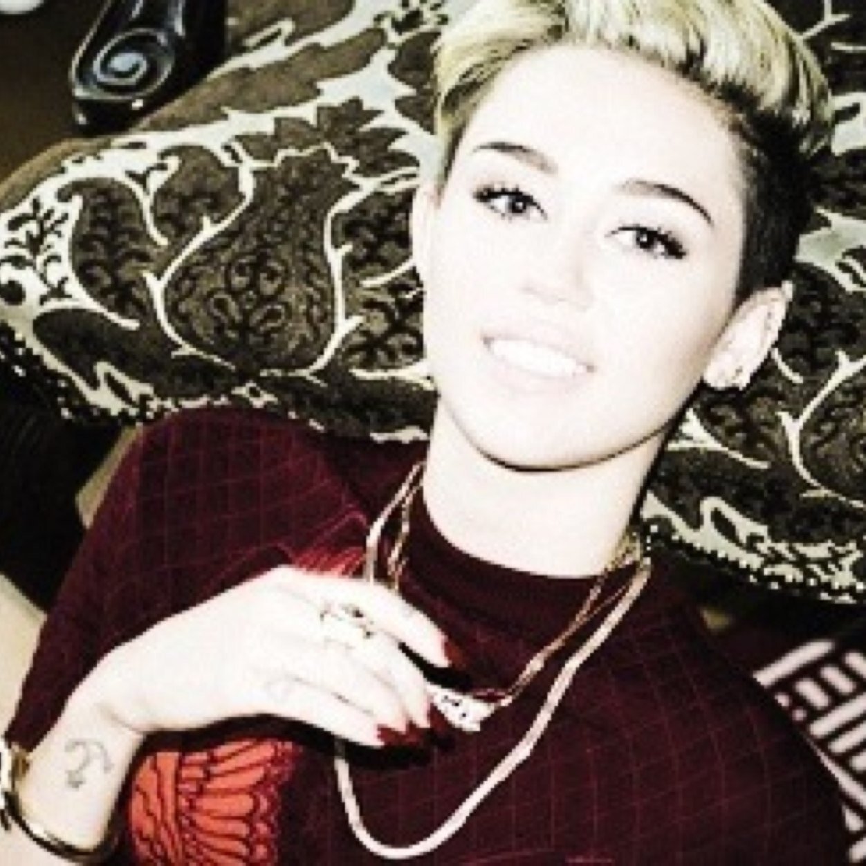 emiepoop's profile picture. follow @EmileyPeters