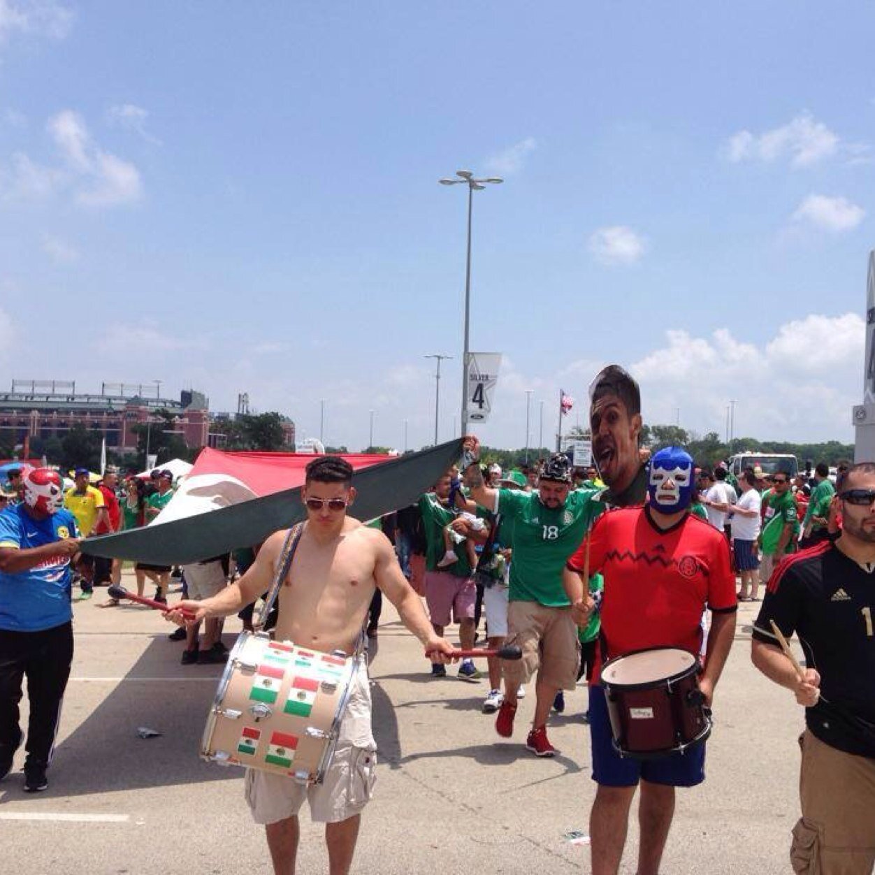 Los Hijos Ausentes, la porra oficial del sur oeste de los Estados Unidos. Siguiendo siempre a la seleccion y apoyando en todo momento.