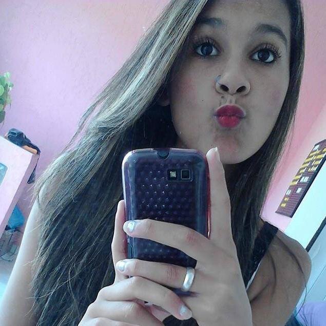 eu sou uma menina inteligente,alegre,apaixonada mais tambem quando é preciso sou ignorante