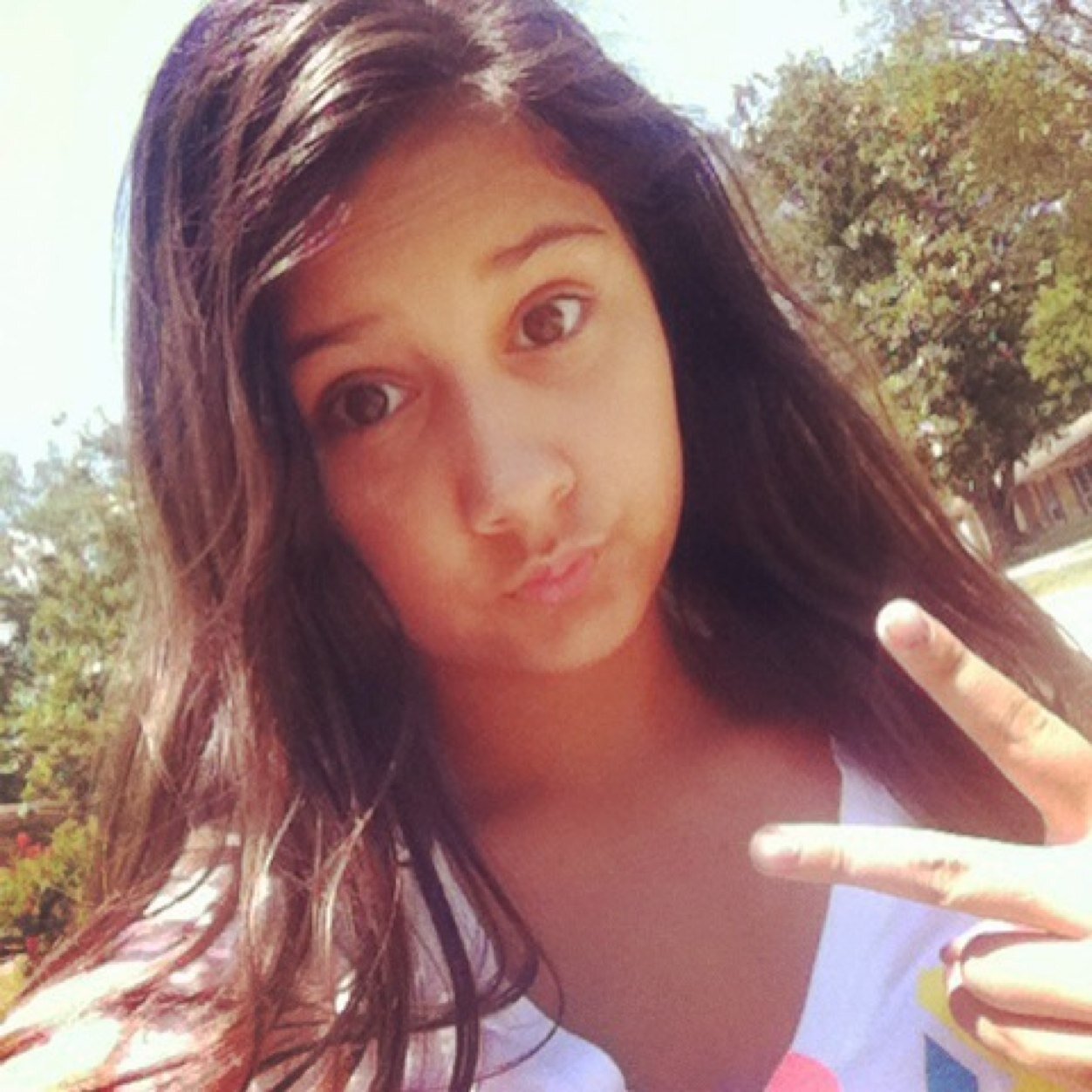 Im SUPER fun :P Im a REALLY good friend
And i am very interesting!!!! LOL