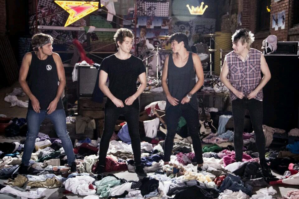 2 girls obsessed w/ 5sos, follow our personal accs @samloveshemmo @monophobiaDream