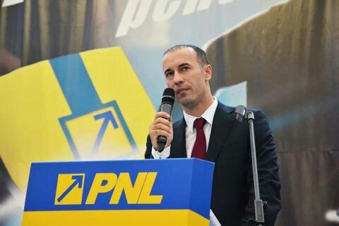 Senator PNL, Vicepreședinte al Comisiei pentru Buget, Finanțe, Activitate Bancară și Piața de Capital din Senatul României