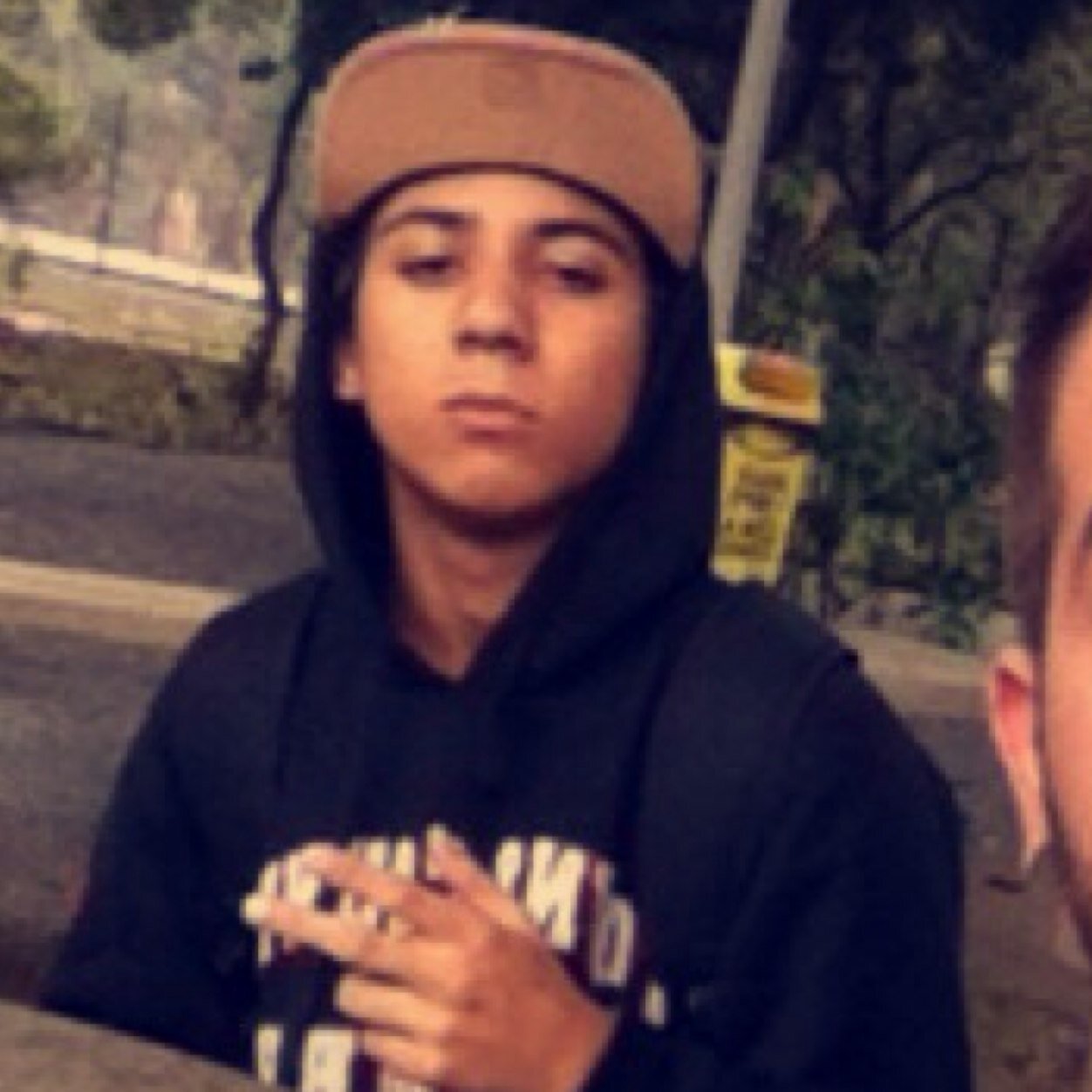 Mas essas grades não te prende né neguin, vem, volta pra nois, deixa os problema de lado... @kaue_Ambrosi_