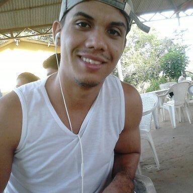 sou douglas tenho 23 anos moro em rio branco acre , danço hip hop e sou muito estrovertido .