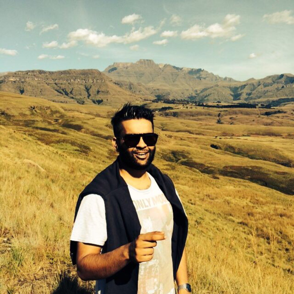 VahithB's profile picture. 'I don't believe in Beatles, I just believe in me' 🤙🏻