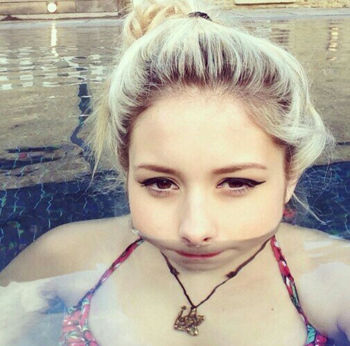 supporting Nina Nesbitt forever!! account run by @dowhatyoumike and @trxyemellet