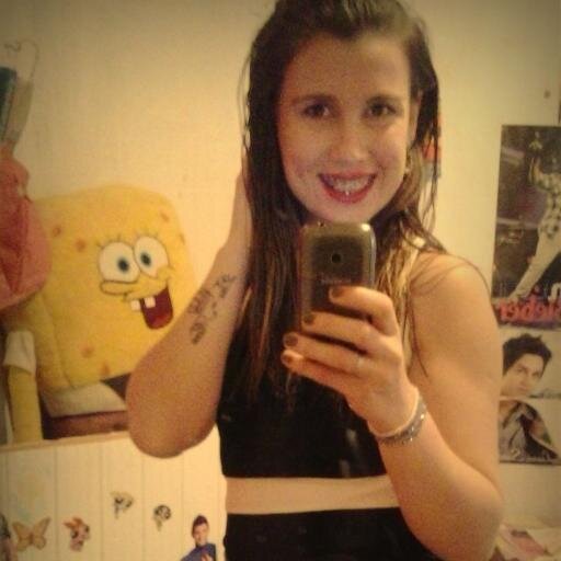 Sou uma garota loucaaaaa , porem de beem com a vida amo músicaa , sou colorada e ciúmenta haha
