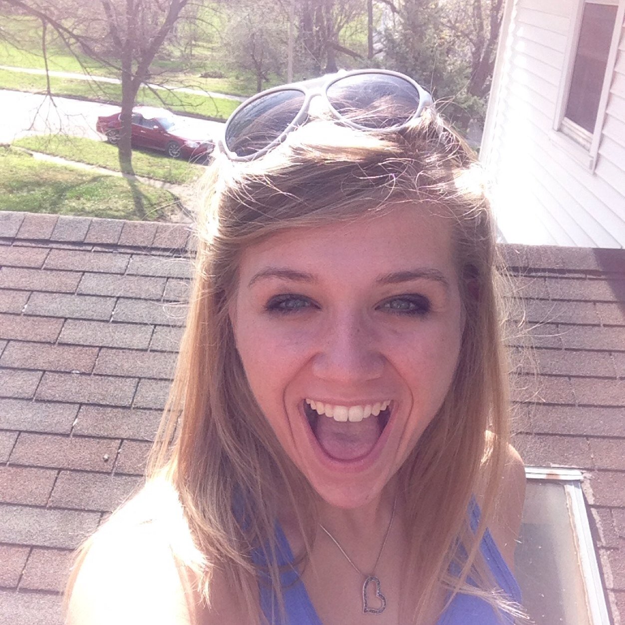 lizzymarie023's profile picture. I'm alert. Like a bumble bee.