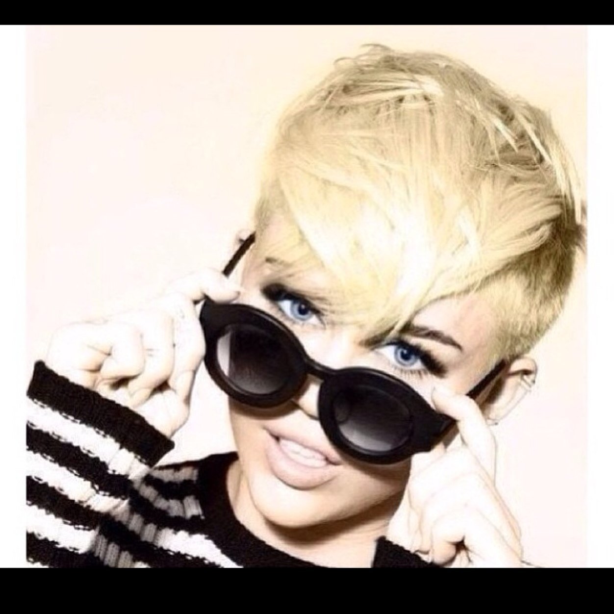 Miley UK fan account.~follow for all the latest miley cyrus information.~ ***BANGERZ *** #MileyForMMVA - I FOLLOW BACK
