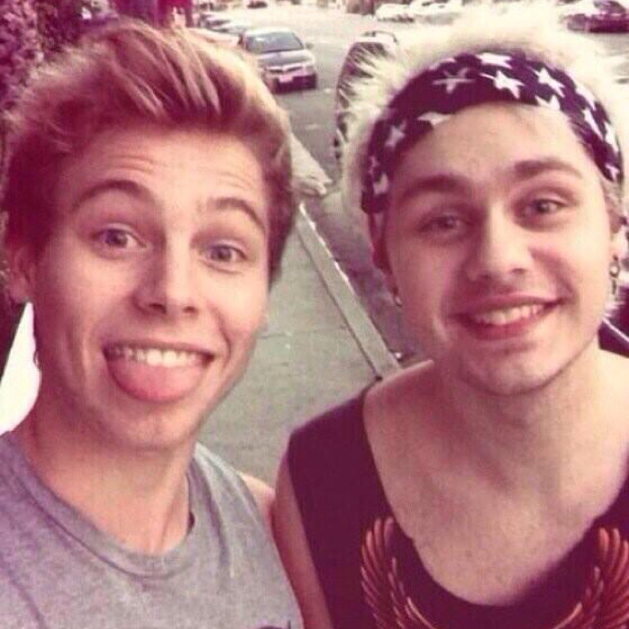 Hey follow @mozzarellamuke because she just gave you a free follow, rt the link in her bio for a follow back :)