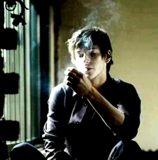 disvulhar's profile picture. fumandome decepciones