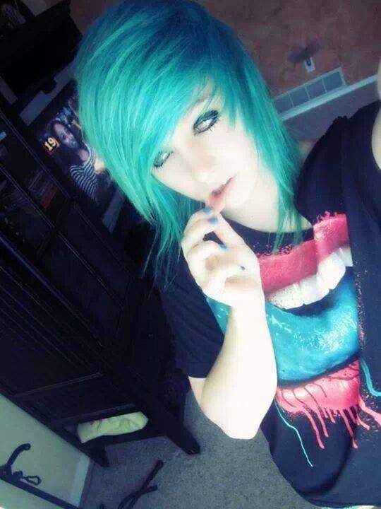 Hi! I post photos of gothic, emo, scene and alternative girls | Girl | Bisexual | Love bands | Owner: @LaraSakcute