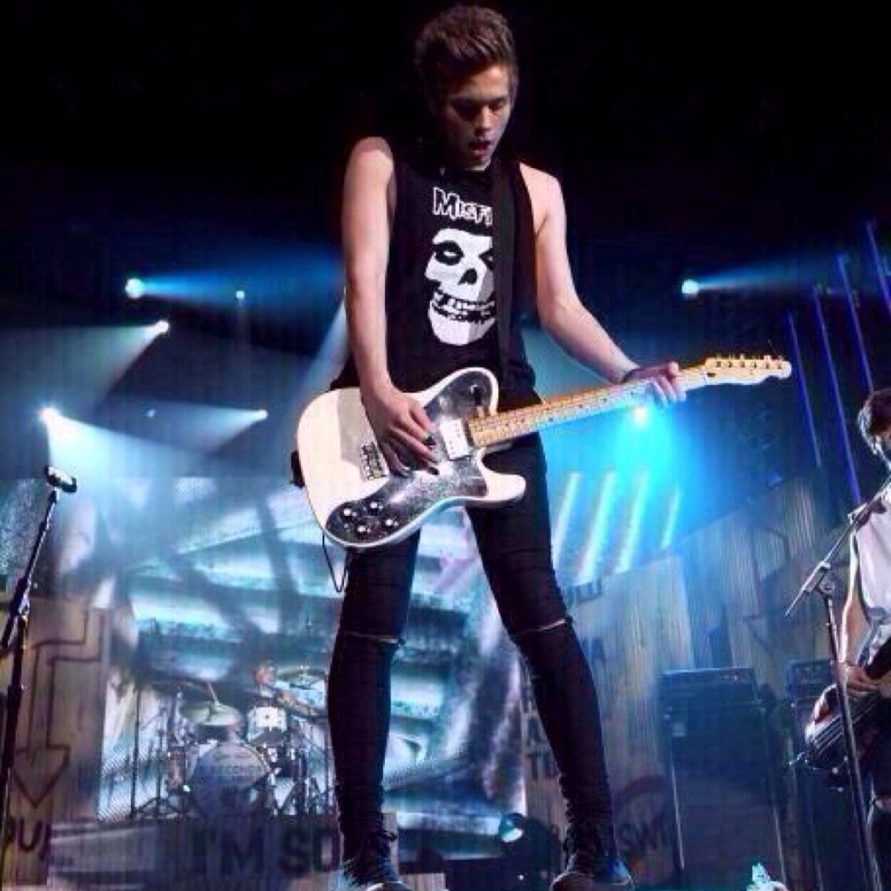 hi please follow @pizzandbands