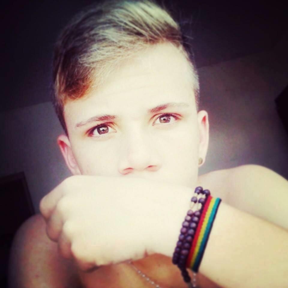Irmão do @Dandanzinhosq ,Tio do #Davi_DAniel 3 ,Segue, sigo você de volta!  @Clubefollowback