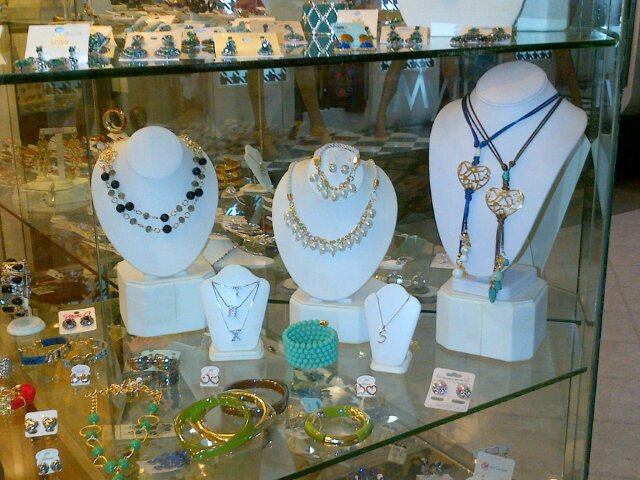 zulymar_zuly's profile picture. Mas de 30 años ofreciendote todo lo que necesitas en accesorios para verte aun mas bella, y tenemos el sistema mas rápido y seguro de perforación de orejas.