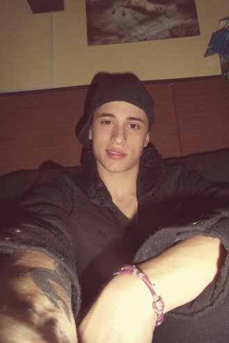 Cantante Argentino de 17 años y pronto a estrenar mi primer disco. Unete a mi Fans Page http://t.co/XtF8ROO9KJ