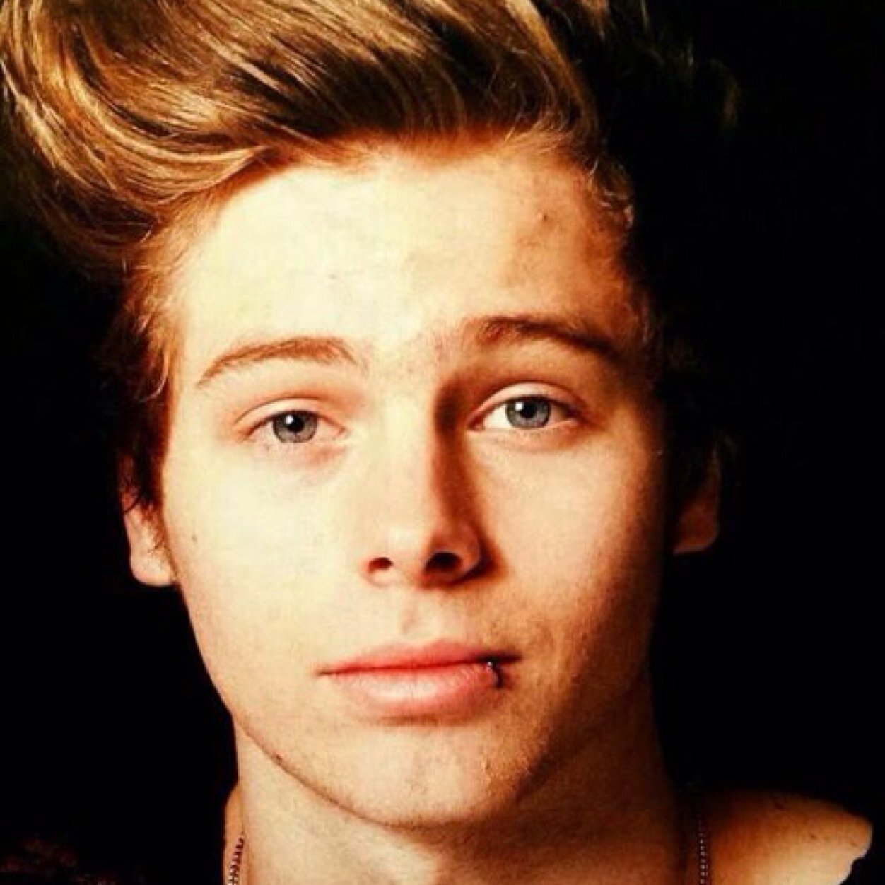 hi! @xtbhclifford just gave you a free follow, so please follow her! thanks and ily