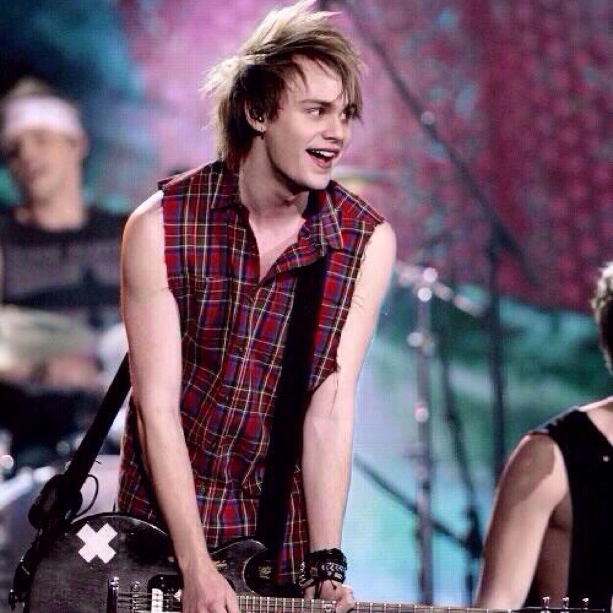 I don't do bios, but I'd do 5sos 0/4