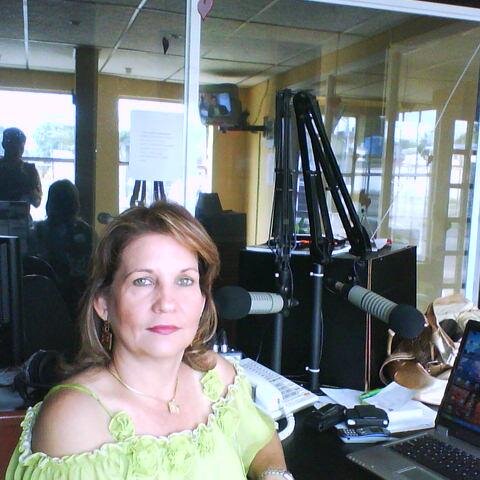 Periodista, Locutora Profesional, Docente, Productora Nacional Independiente. Madre de 2 hermosos hijos. Demócrata.