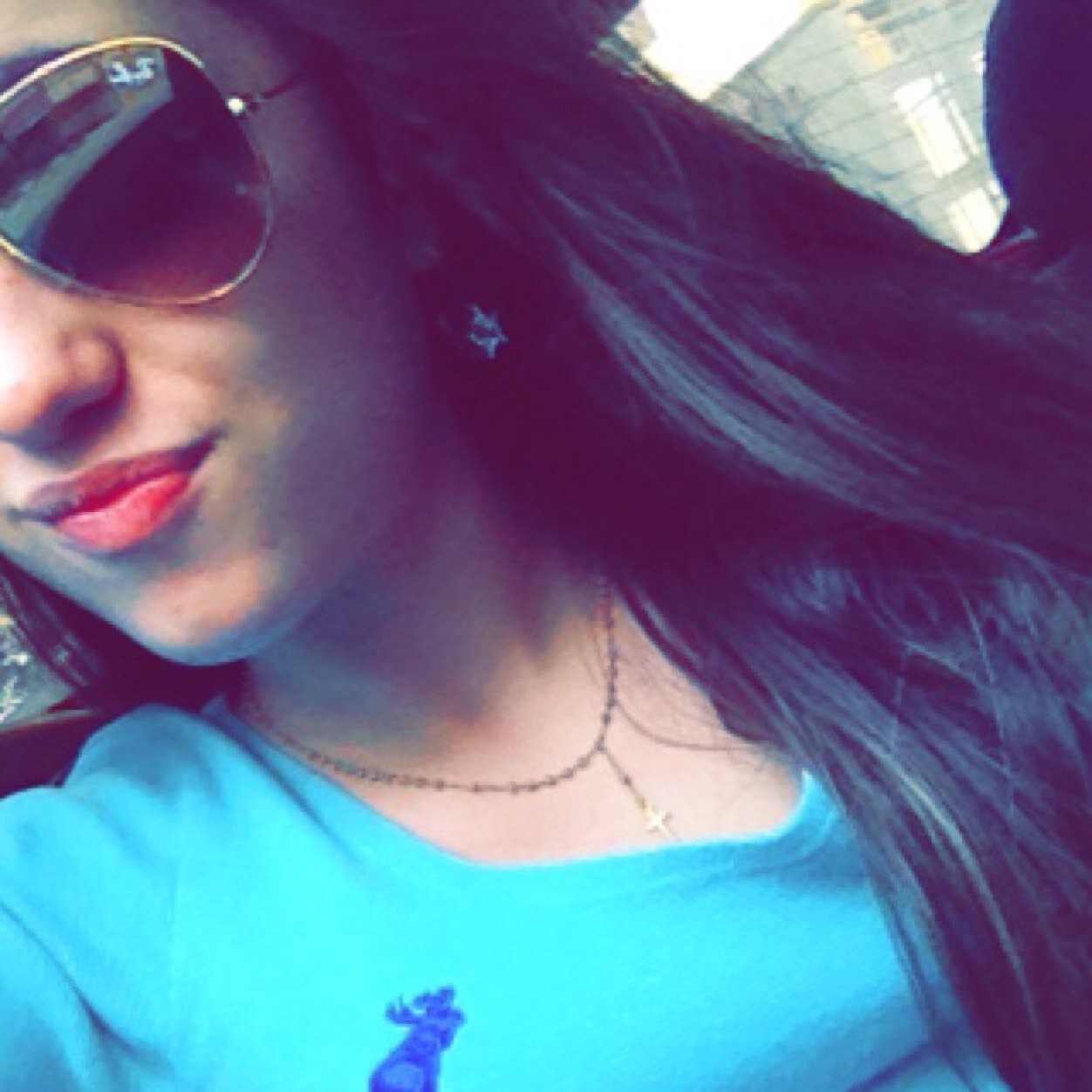 Sorria mesmo que seja um sorriso triste, porque mais triste que um sorriso triste, é a tristeza do não saber sorrir...