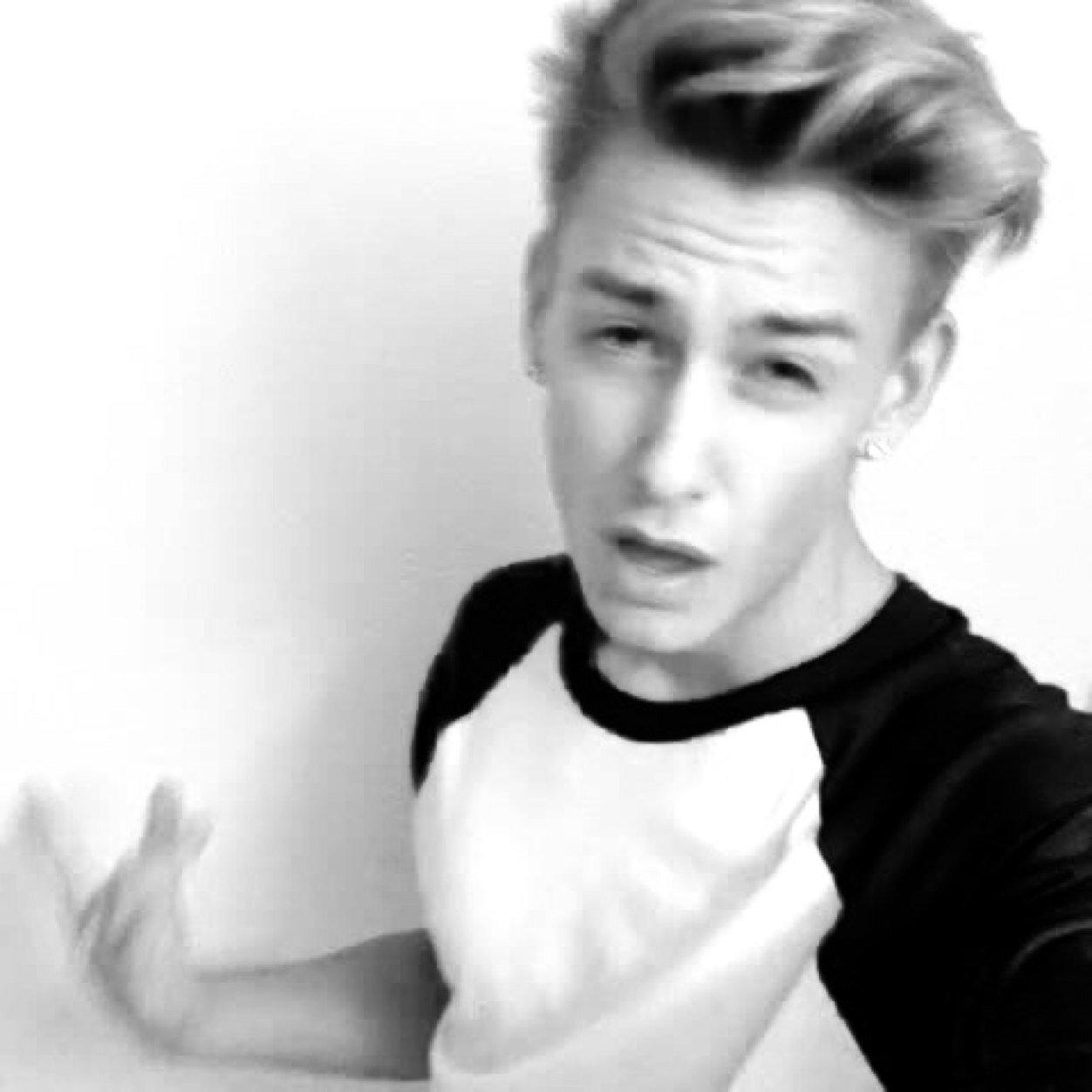 CONGRATS HE FOLLOWED YOU!!!!!!!!!!!! Follow my main accoubt @myhopes123