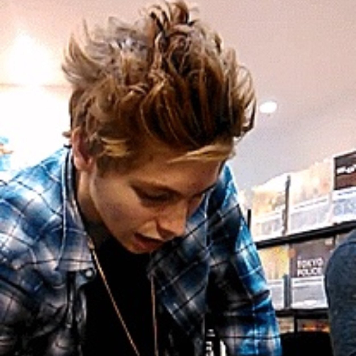 uaresoloved's profile picture. Hii this is a free follow from @infinityonluke and daily reminder that youre amazing :D