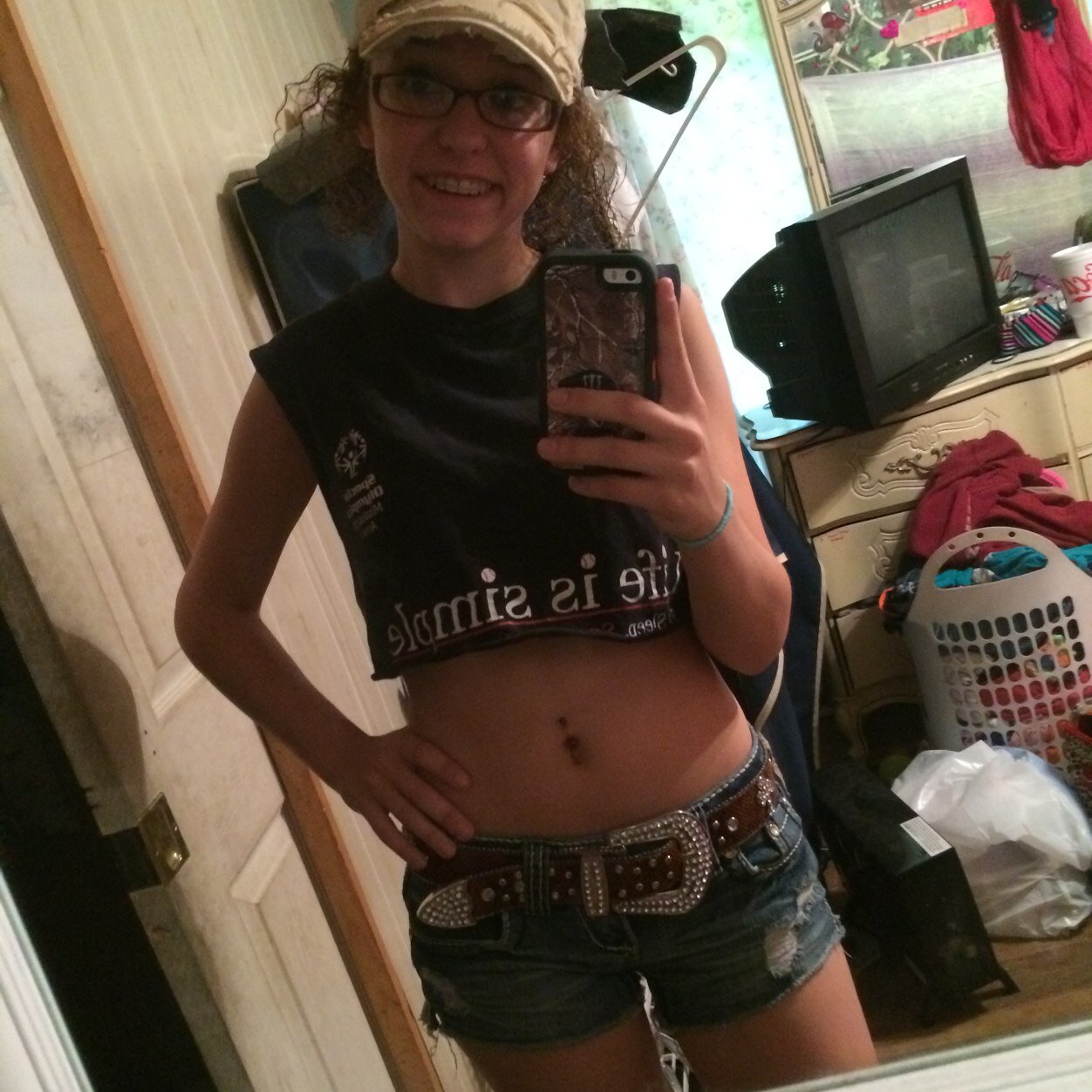 •Beccaa Kathleen •Small town, back woods country gal •Alabama Crimson Tide •In love with my best friend •17 
•Kik- BeccaaBabyyyy97 
•❤️