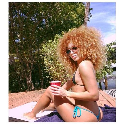 Send photos/videos to prettywomenpost@gmail.com to be posted