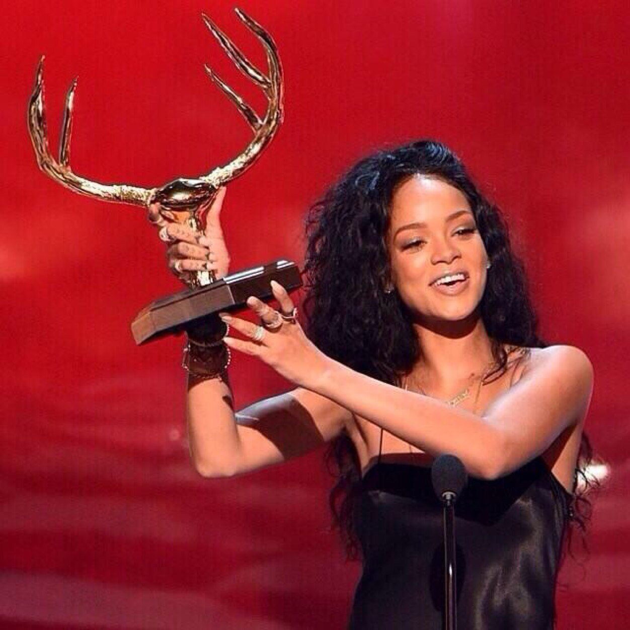 I'm Rihanna Navy.I♡KatyPerry,P!nk,Pharrell Williams,2chainz,Ariana Grande,Skylar Grey,Fergie,JLO,Pitbull,andDisney…
