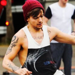 Just gave you a free follow so please follow @sillyboyzayn :) and ask for a follow back x12