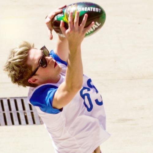 follow @narrydivine please