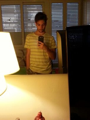 Viaggiatore nel tempo ed estrattore di sogni; nel tempo libero mi diletto come prestigiatore e schizofrenico. Sono daltonico.