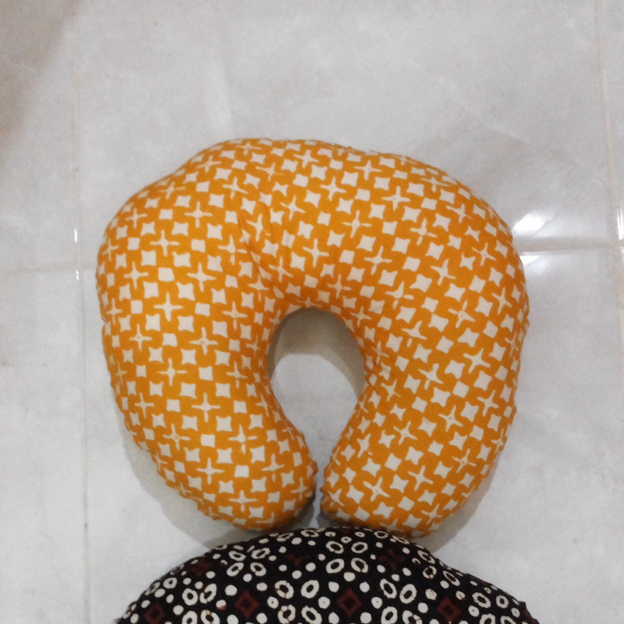 Qaen Bantal Leher, Bantal Sofa, dsb. Terima pesanan custom :) 08158104458 / 081525903782, Instagram: qaen.design
