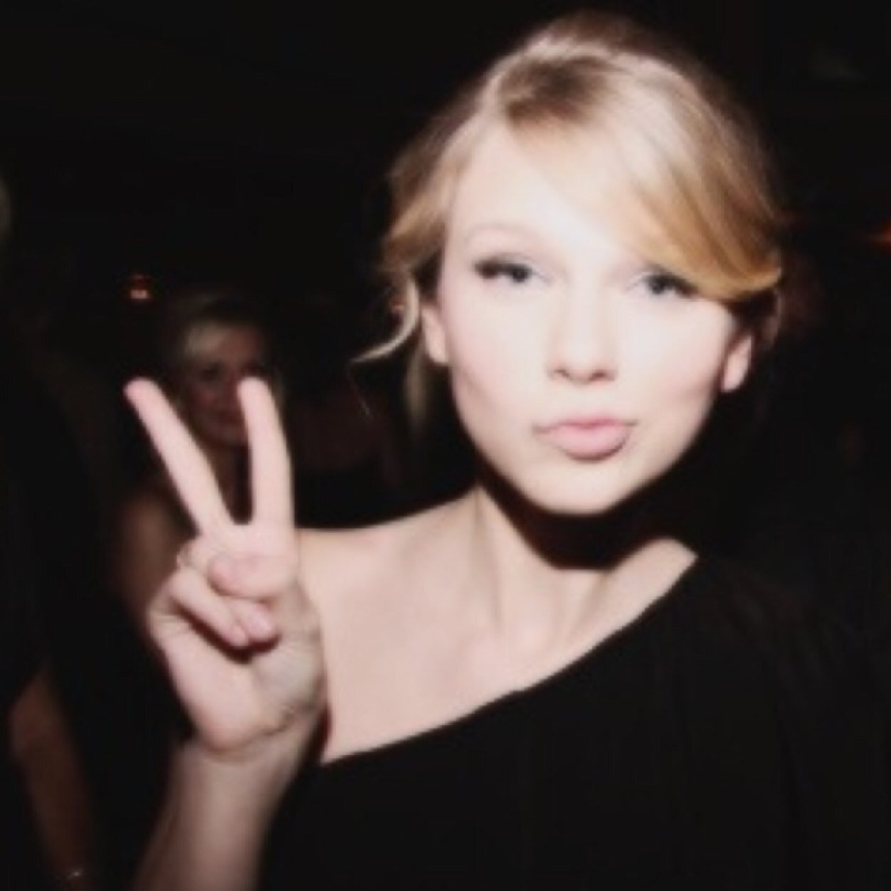 give free follows to this acc :  @smolmyg
