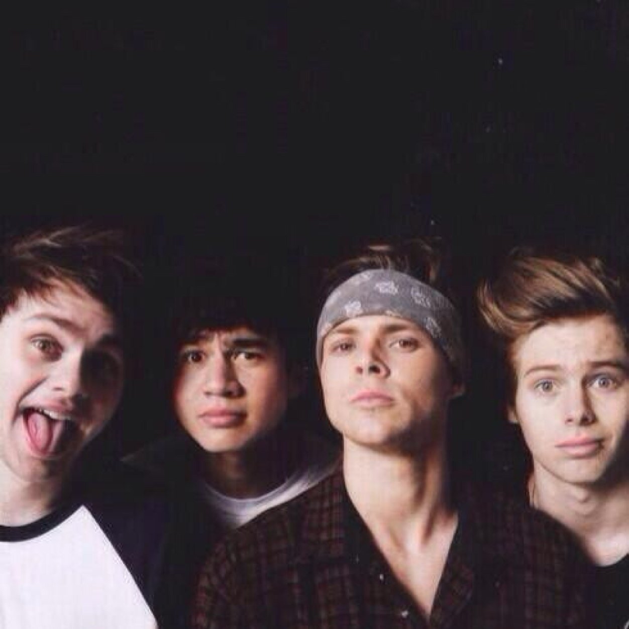 Hey there can you please follow @Carol_1996_CF :-) thanks a lot sweethearts