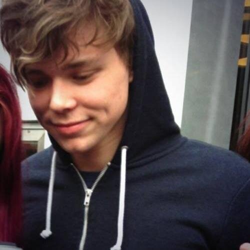 PLEASE FOLLOW @ashgirl_ INSTEAD OF THIS ACCOUNT AND FOR A FOLLOWBACK TWEET HER THE WORD 'Ash'