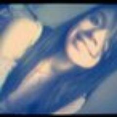 debaixo da maquiagem e por trás desse sorriso ,eu sou apenas uma menina que deseja o mundo ♡♥♡♥